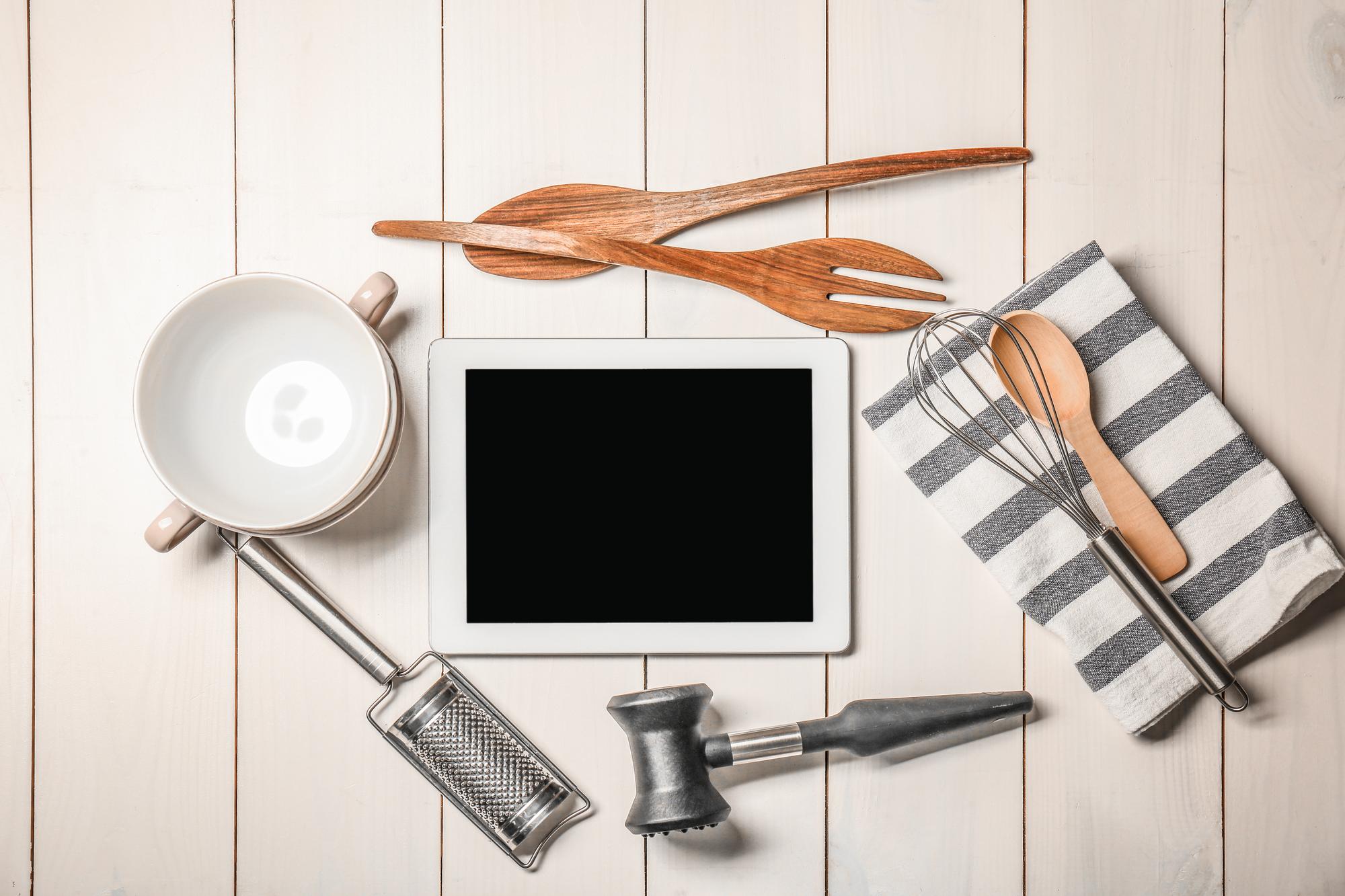 Set da cucina professionale sul tavolo
